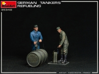 Немецкие танкисты. Заправка танка